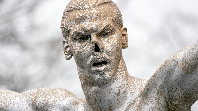 صورة ملتقطة في كانون الأول/ديسمبر 2019 لتمثال النجم السويدي زلاتان ابراهيموفيتش من دون أنف في مسقط رأسه مالمو