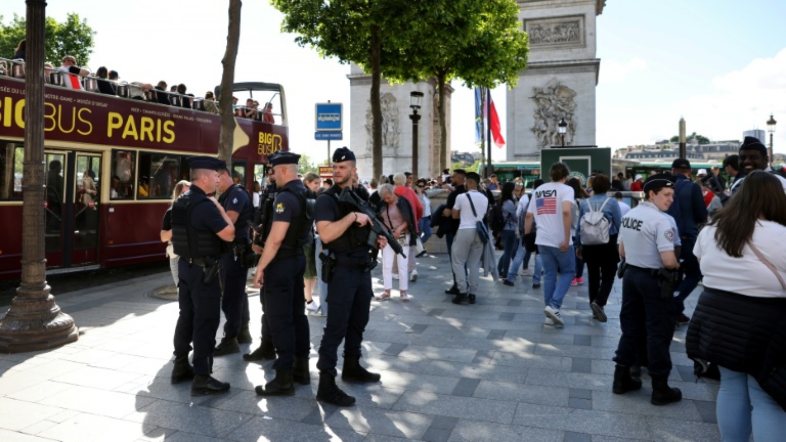 عناصر من الشرطة الفرنسية في جادة شانزيليزيه بالقرب من قوس النصر في باريس عشية نهائي دوري أبطال أوروبا في كرة القدم بين ريال مدريد وليفربول