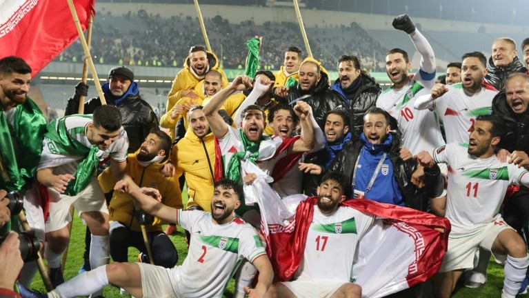 لاعبو المنتخب الإيراني لكرة القدم يحتفلون بتأهلهم الى نهائيات كأس العالم في 27 كانون الثاني/يناير 2022.