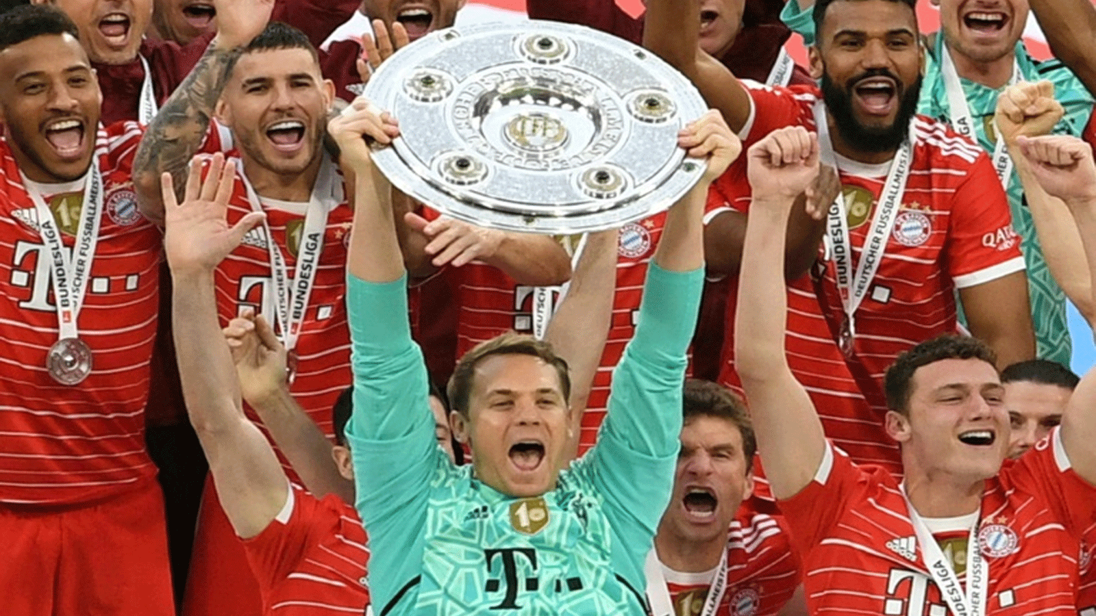 الحارس الدولي مانويل نوير يرفع درع الدوري الألماني لكرة القدم بعد تتويج بايرن ميونيخ باللقب للمرة العاشرة توالياً. ميونيخ، جنوب ألمانيا، في 8 أيار/مايو 2022