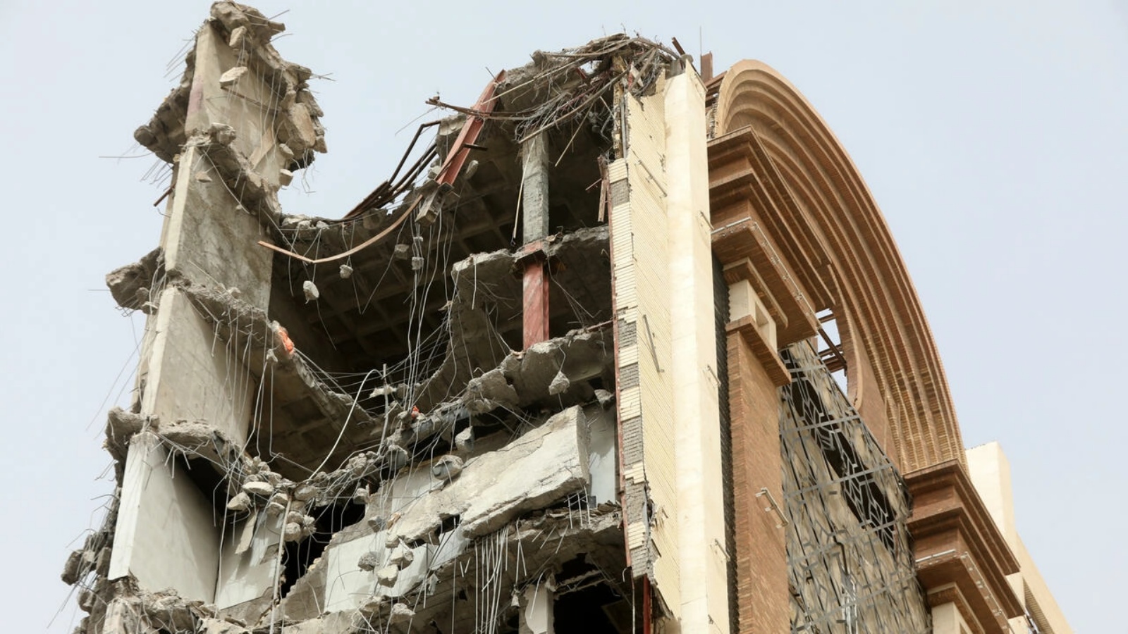 صورة تظهر قسمًا من المبنى المكون من 10 طوابق والذي انهار في آبادان بإيران