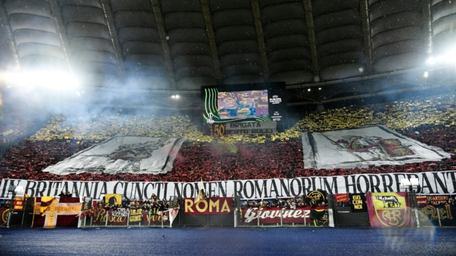 جماهير روما دعمت فريق المدرب مورينيو بأعداد غفيرة على المدرجات