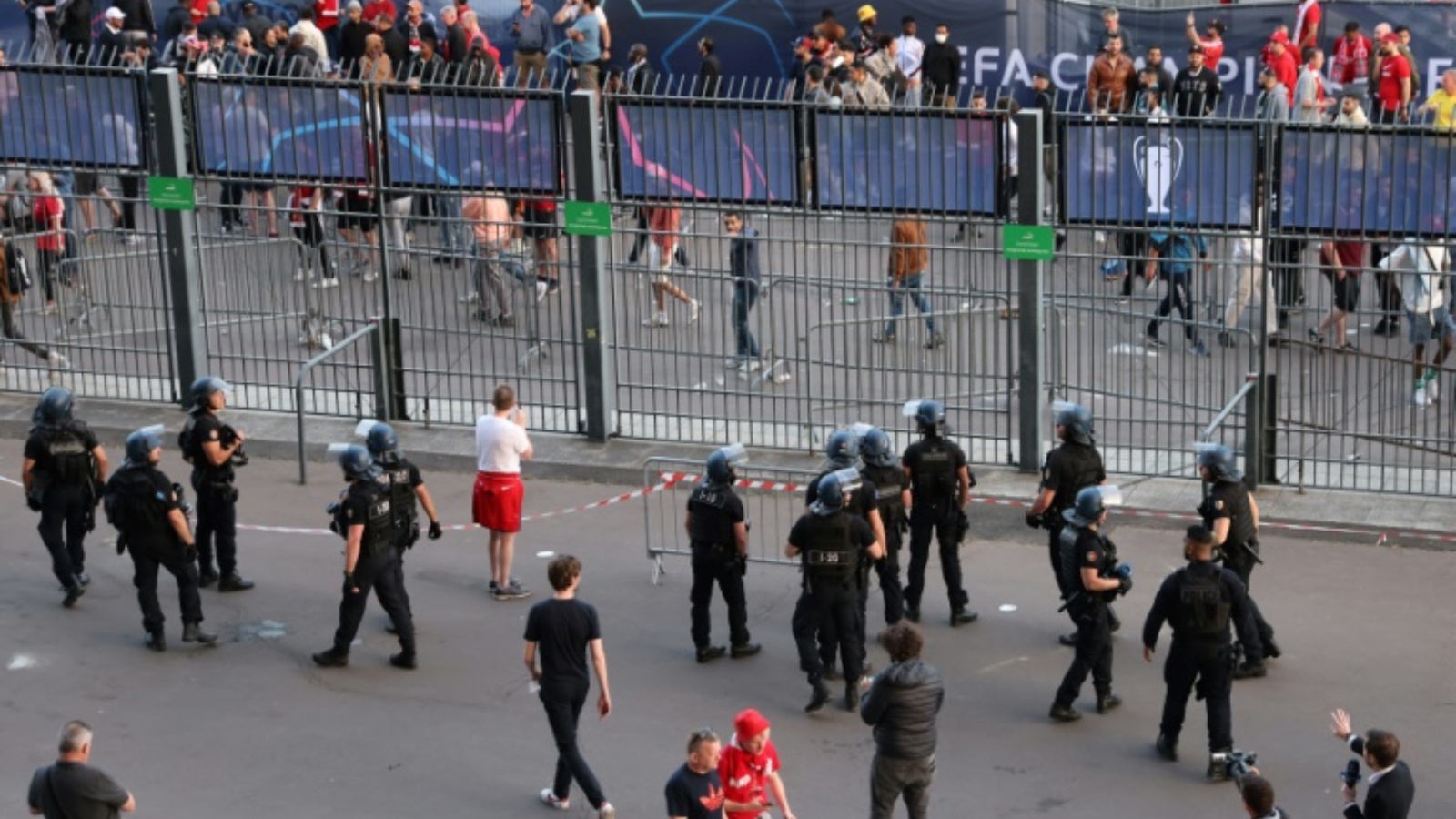 دورية للشرطة عند السياج لمنع المشجعين من الدخول قبل نهائي دوري أبطال أوروبا لكرة القدم بين ليفربول وريال مدريد في ملعب 