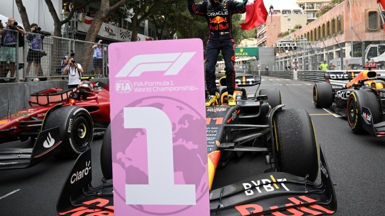 سائق ريد بول المكسيكي سيرخيو بيريس يحتفل بفوزه بالمركز الاول في سباق جائزة موناكو الكبرى، المرحلة السابعة من بطولة العالم للفورمولا واحد، في موناكو في 29 أيار/مايو 2022.