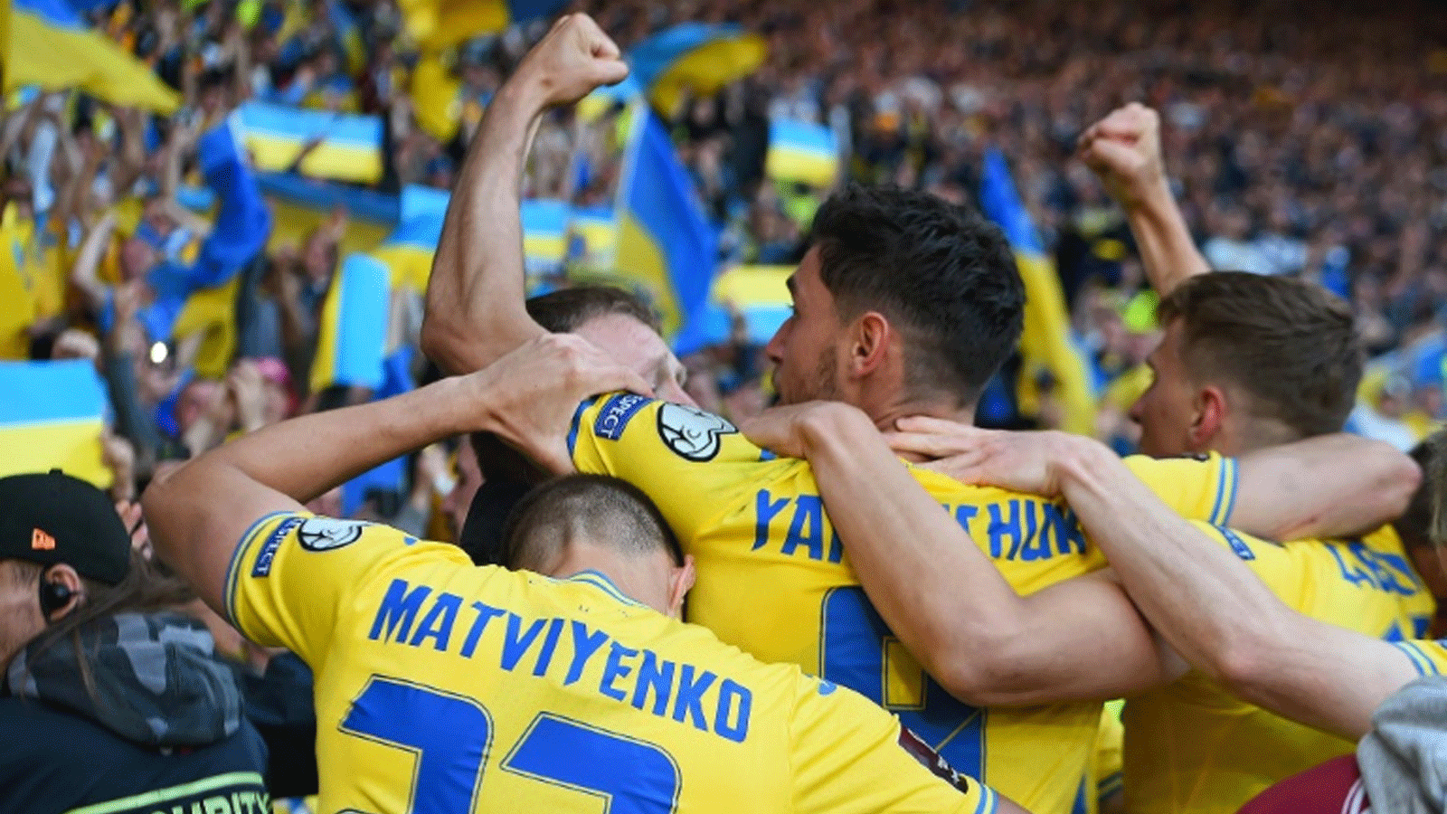 لاعبو أوكرانيا يحتفلون بتأهل منتخب بلادهم إلى نهائي الملحق الأوروبي المؤهل إلى مونديال قطر 2022 بفوزهم على اسكتلندا في غلاسكو في الأول من حزيران/يونيو 2022