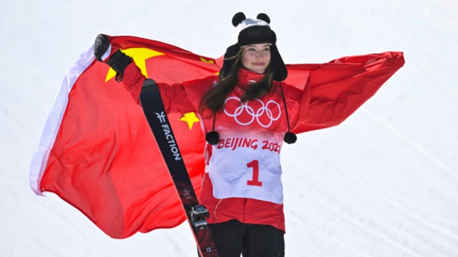 الصينية أيلينغ إيلين غو بعد فوزها بذهبية نصف الأنبوب في التزلج الحر في أولمبياد بكين الشتوي في 18 فبراير 2022