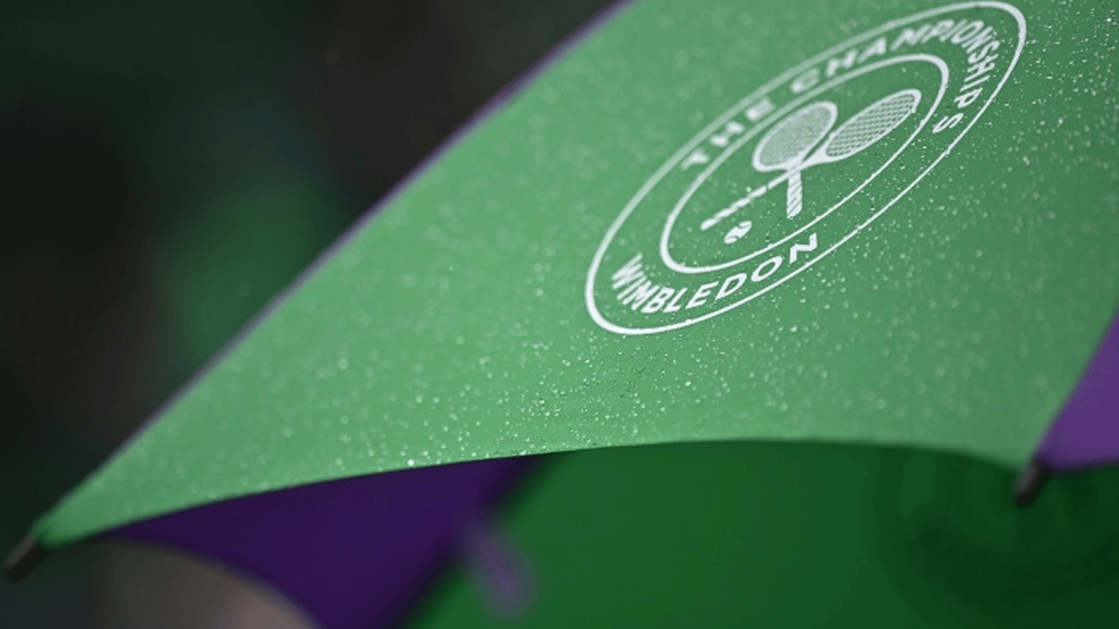 مظلة بطولة ويمبلدون مغطاة بقطرات المطر حيث اختبأ المتفرجون في الملعب رقم 2، خلال اليوم الثاني من بطولة ويمبلدون العام الماضي في غرب لندن. 29 حزيران/يونيو 2021