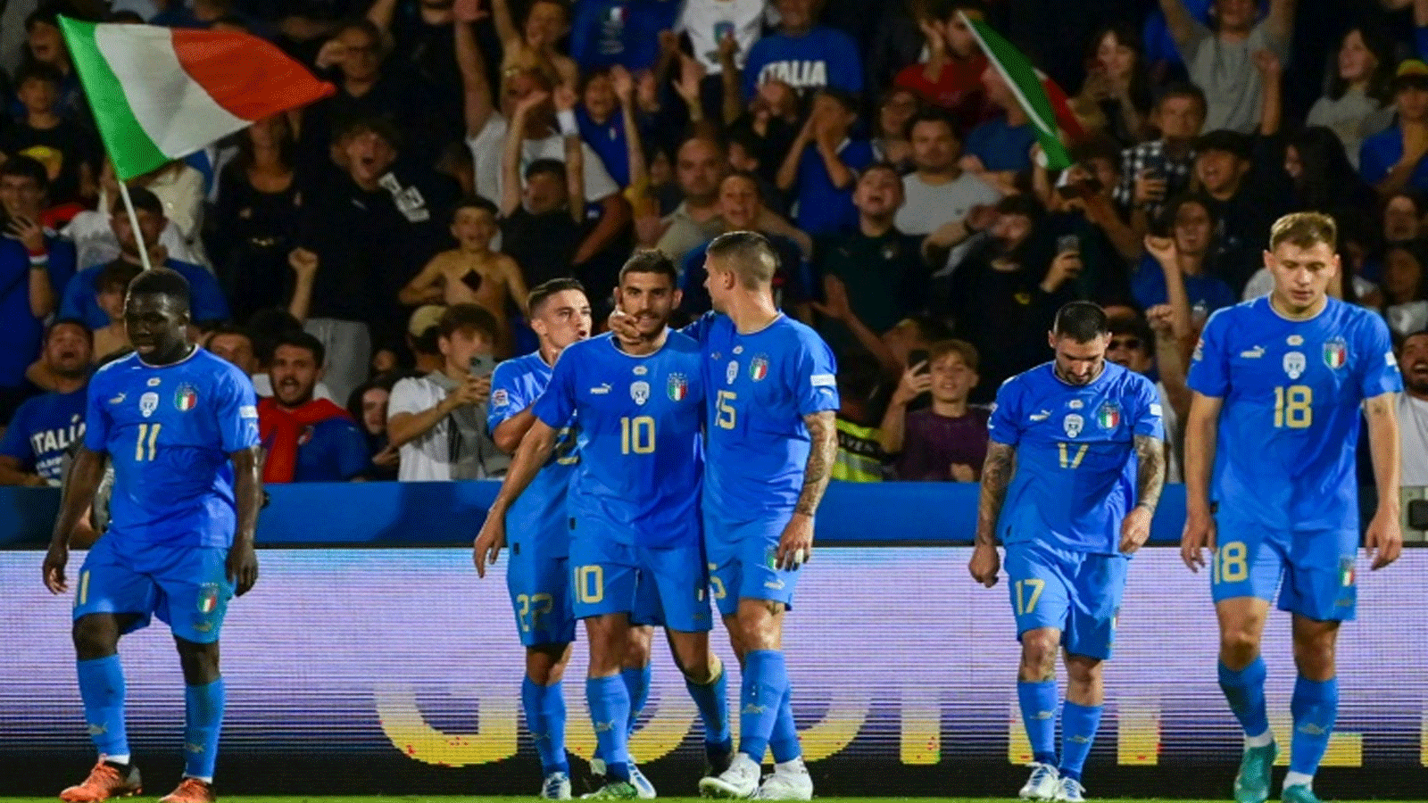 لاعب وسط إيطاليا لورنتسو بيليغريني يحتفل مع زملائه بالهدف الثاني في مرمى المجر خلال الجولة الثانية من مسابقة دوري الأمم الأوروبية على ملعب دينو مانوتسي في تشيزينا في 7 حزيران/يونيو 2022