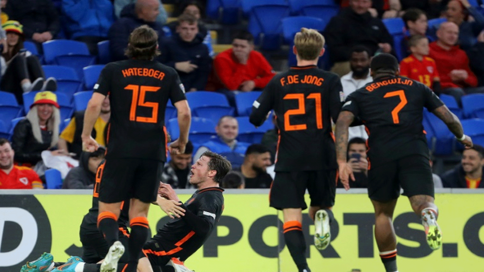 الهولندي فوت فيغهورست (وسط) محتفلاً بتسجيل هدف الفوز لمنتخب بلاده أمام ويلز ضمن منافسات دوري الأمم الأوروبية في 8 حزيران/يونيو 2022