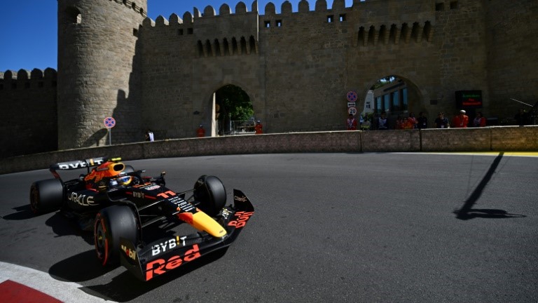 المكسيكي سيرخيو بيريس سائق ريد بول خلال الجولة الاولى من التجارب الحرة لجائزة أذربيجان الكبرى في بطولة العالم للفورمولا واحد في 11 حزيران/يونيو 2022