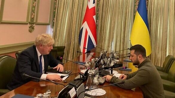 الرئيس الأوكراني فولوديمير زيلينسكي مستقبلاً رئيس وزراء بريطانيا بوريس جونسون في كييف في أبريل الماضي