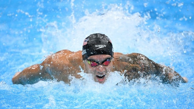 السباح الأميركي كايليب دريسل في طريقه الى الفوز بالذهب في سباق 100 م فراشة في اولمبياد طوكيو في 31 تموز/يوليو 2021.
