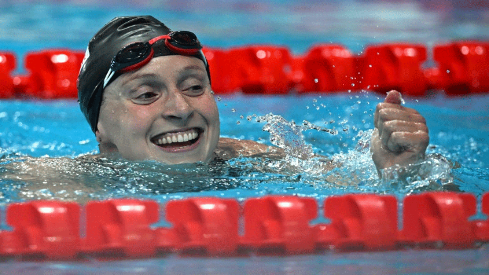 الأميركية كايتي ليديكي بعد فوزها بسباق 400م حرة في بطولة العالم 2022 للسباحة في بودابست في 18 حزيران/يونيو 2022