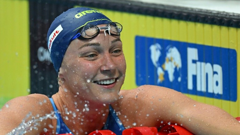 السويدية ساره سيوستروم تحتفل بعد فوزها بذهبية 50 م فراشة في بطولة العالم للسباحة. بودابست في 24 حزيران/يونيو 2022