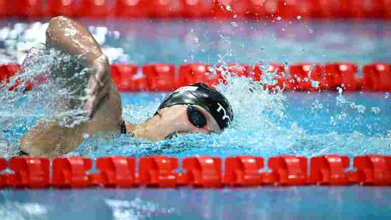 الاميركية كايتي ليديكي خلال سباق 1500 م في بطولة العالم للسباحة في بوادبست في 20 حزيران/يونيو 2022