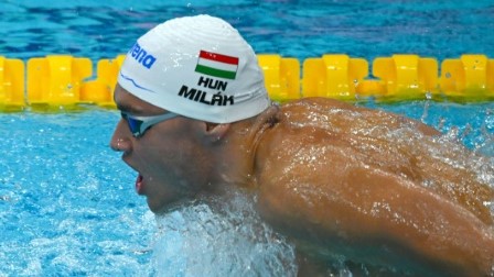 المجري كريستوف ميلاك في طريقه الى اللقب والرقم القياسي العالميين في سباق 200 م فراشة في مونديال السباحة في بودابست في 21 حزيران/يونيو 2022.