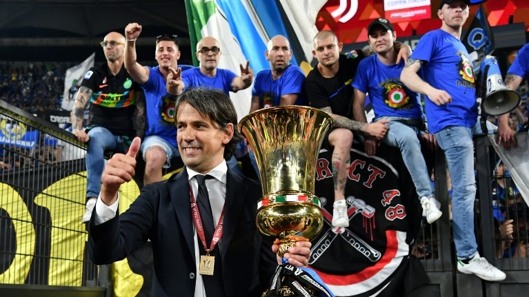 صورة لمدرب إنتر ميلان سيموني إينزاغي مع كأس إيطاليا عقب الفوز على يوفنتوس في المباراة النهائية في 11 أيار/مايو 2022.