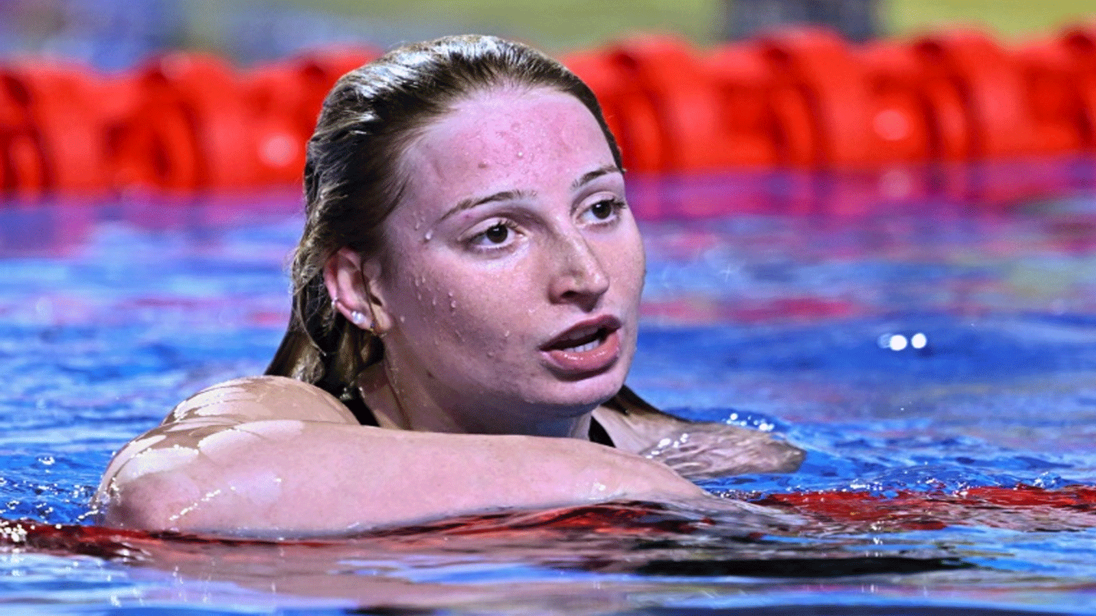 الأسترالية مولي أوكالاغان بعد فوزها بذهبية سباق 100م حرة خلال بطولة العالم للسباحة. بودابست في 23 حزيران/يونيو 2022