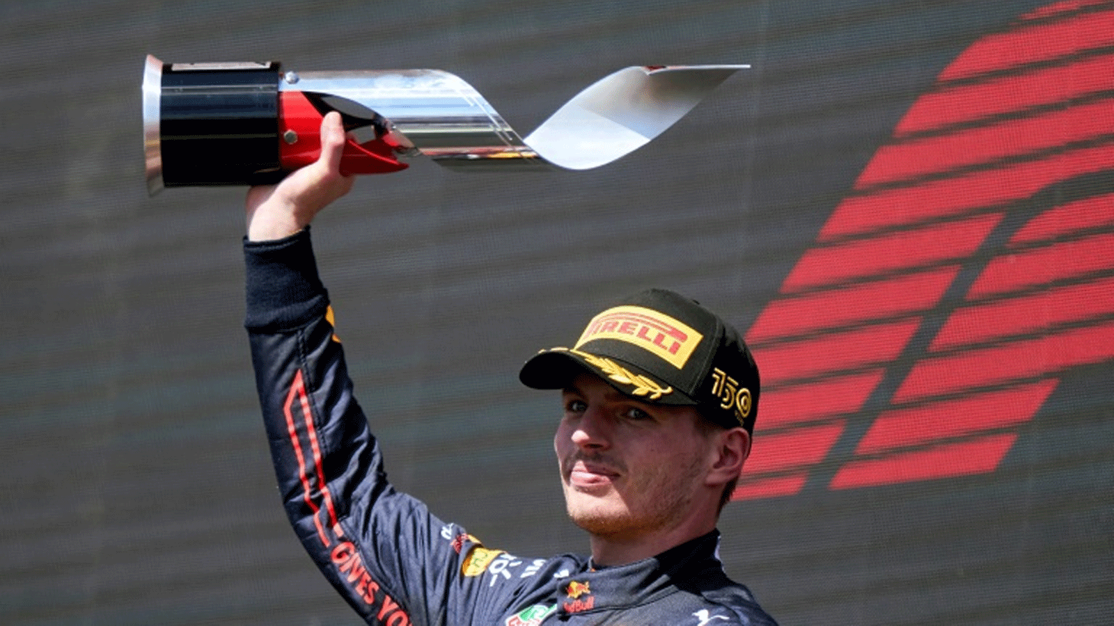 سائق ريد بول الهولندي ماكس فيرستابن محتفلاً بتتويجه بطلاً لجائزة كندا الكبرى في سباقات فورمولا واحد. 19 حزيران/يونيو 2022