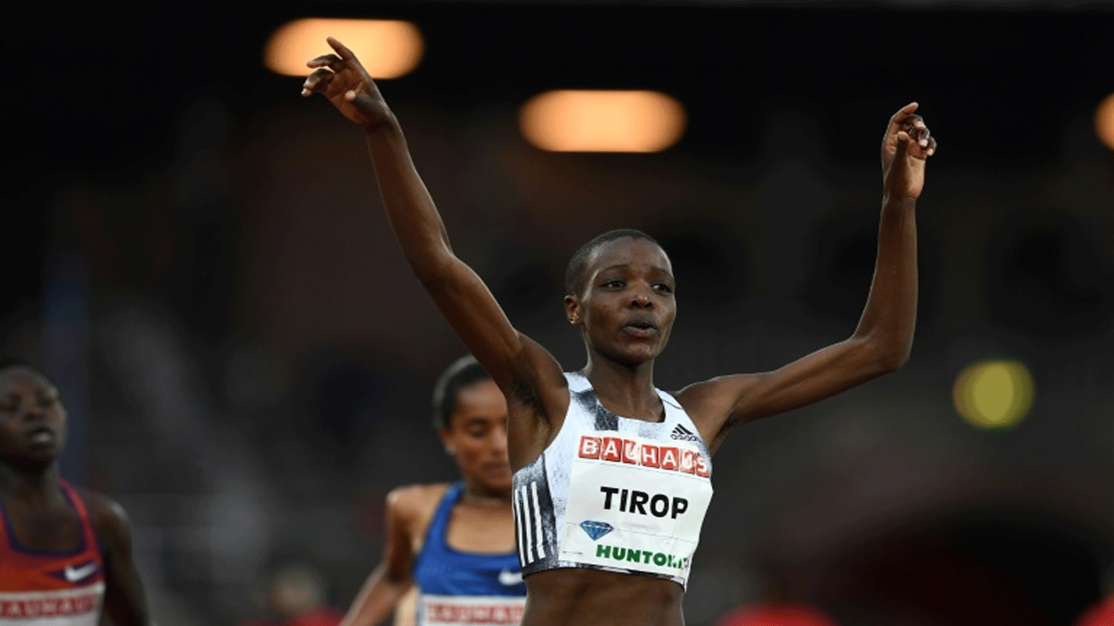 العداءة الكينية الراحلة أغنيس تيروب حاملة برونزيتين في سباق 10 آلاف متر ضمن بطولة العالم لألعاب القوى