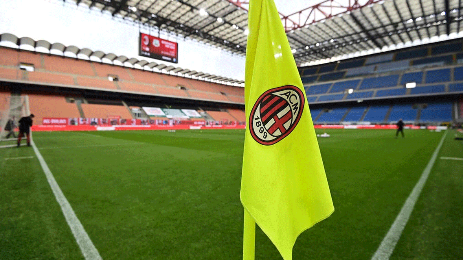 صورة لشعار نادي ميلان على علم ركلة الركنية قبل مباراته ضد ساسوولو في الدوري الإيطالي لكرة القدم في ملعب سان سيرو في ميلانو في 21 نيسان/أبريل 2022.