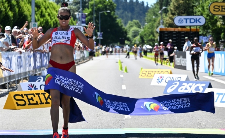 البيروفية كيمبرلي ليون غارسيا تجتاز خط النهاية في طريقها الى الظفر باللقب العالمي في سباق 20 كلم مشيا في مونديال يوجين في 15 تموز/يوليو 2022.