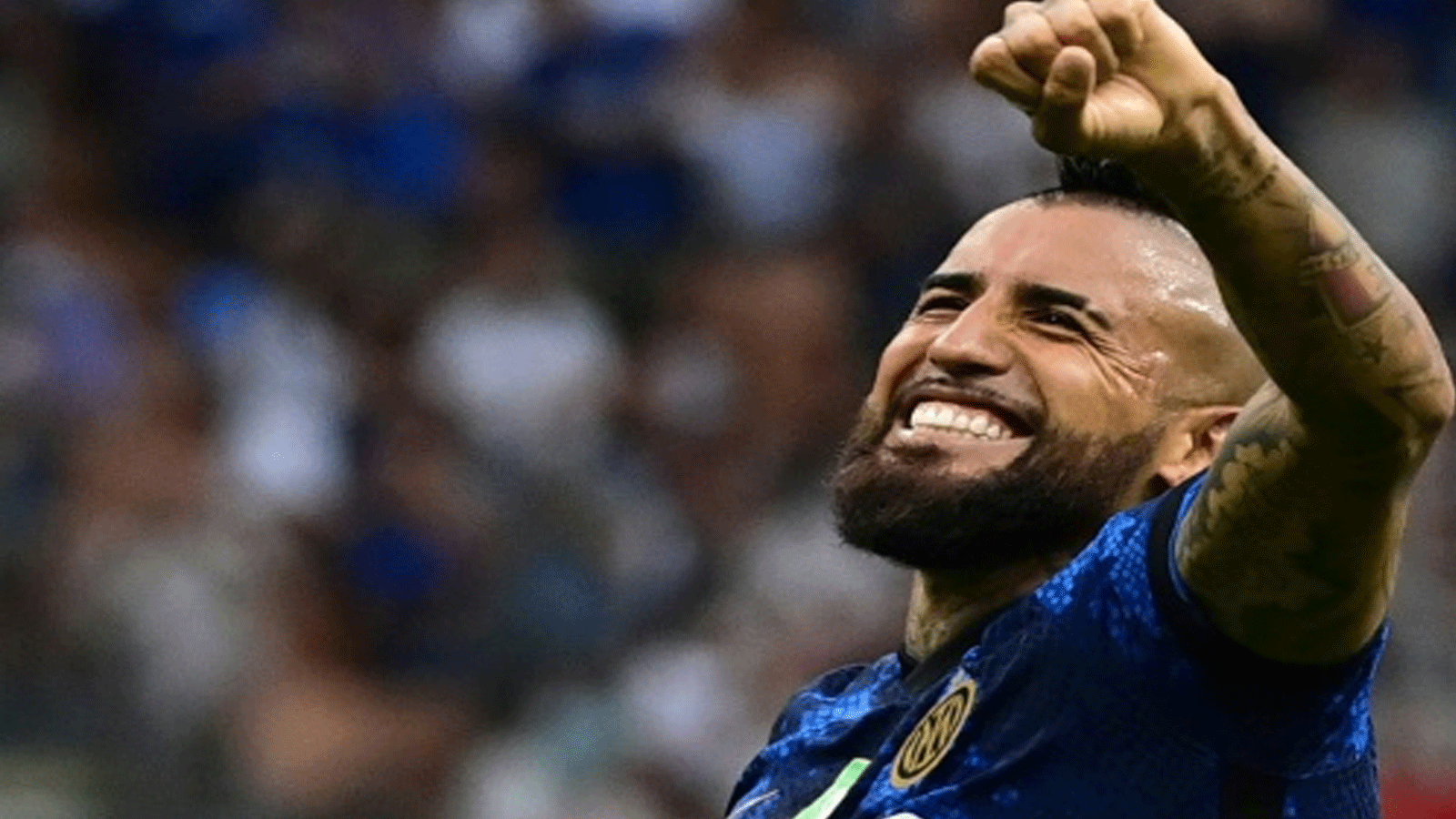 التشيلي ارتورو فيدال يحتفل بالتسجيل لانتر خلال مباراة في الدوري الايطالي لكرة القدم ضد جنوى. ميلانو، في 21 آب/أغسطس 2021