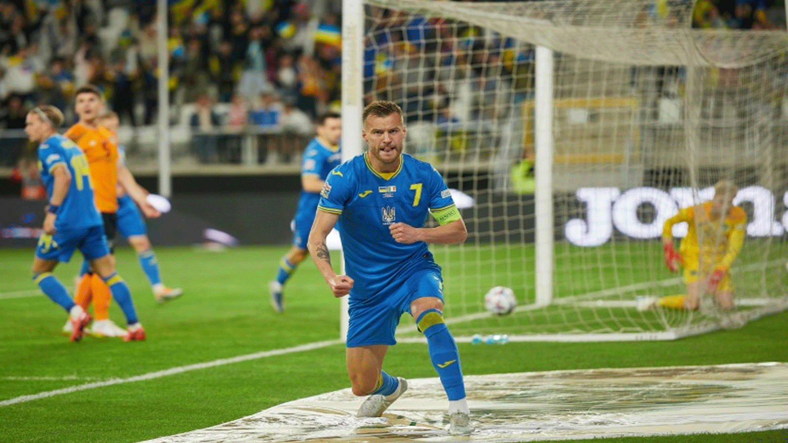 أندري يارمولنكو يحتفل بعد التسجيل لأوكرانيا في مرمى جمهورية إيرلندا في دوري الأمم الأوروبية. 14 حزيران/يونيو 2022