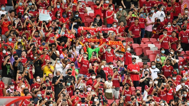 تلقى ليفربول التشجيع من غالبية الجماهير التي تخطى عددها 50 ألف مشجع في الملعب الوطني بسنغافورة الجمعة