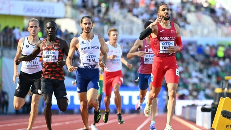 العداء المغربي معاد زحافي (يمين) يحتفل بصدارته المجموعة الثالثة في تصفيات سباق 800 م في مونديال يوجين لألعاب القوى في 20 تموز/يوليو 2022.