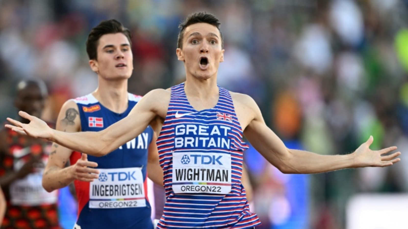 العداء البريطاني جايك وايتمان يحتفل بفوزه في سباق 1500 م في مونديال يوجين لألعاب القوى في 19 يوليو 2022.