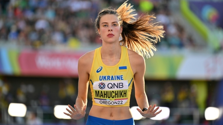 الأوكرانية ياروسلافا ماهوتشيخ خلال مشاركتها في الدور النهائي لمسابقة الوثب العالي في طريقها إلى الفضية في مونديال يوجين لألعاب القوى في 19 تموز/يوليو 2022.