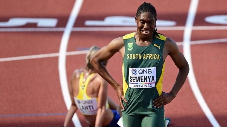 العداءة الجنوب إفريقية كاستر سيمينيا عقب نهاية سباق 5 الاف م في مونديال يوجين لألعاب القوى في 20 تموز/يوليو 2022.