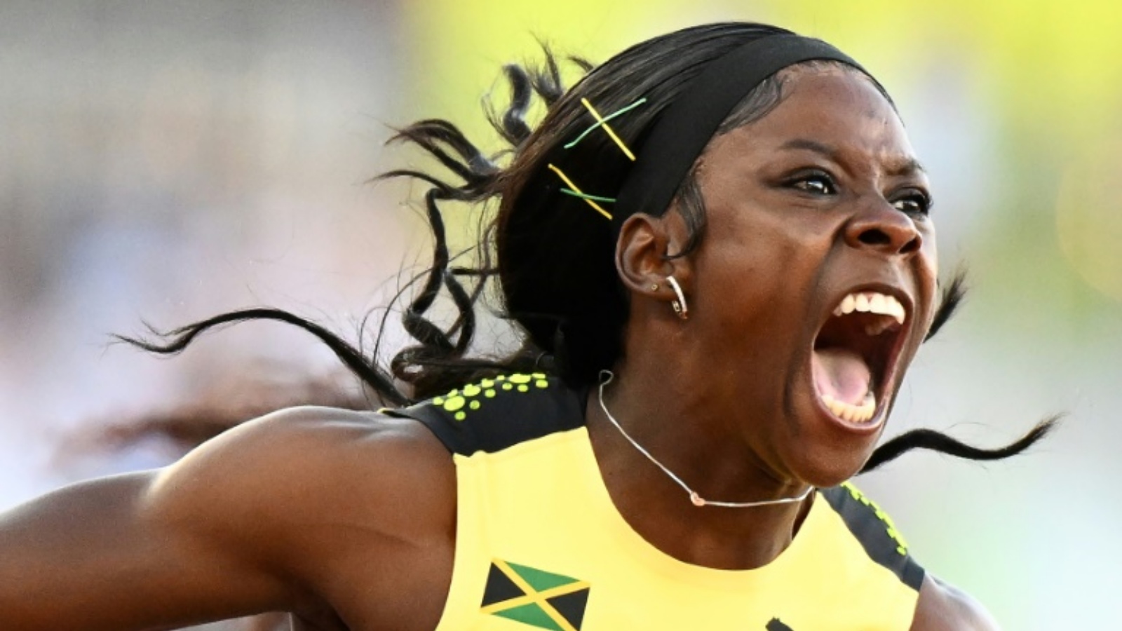 الجامايكية شيريكا جاكسون تحتفل بتتويجها بذهبية سباق 200 م في مونديال يوجين لألعاب القوى في 21 يوليو 2022.