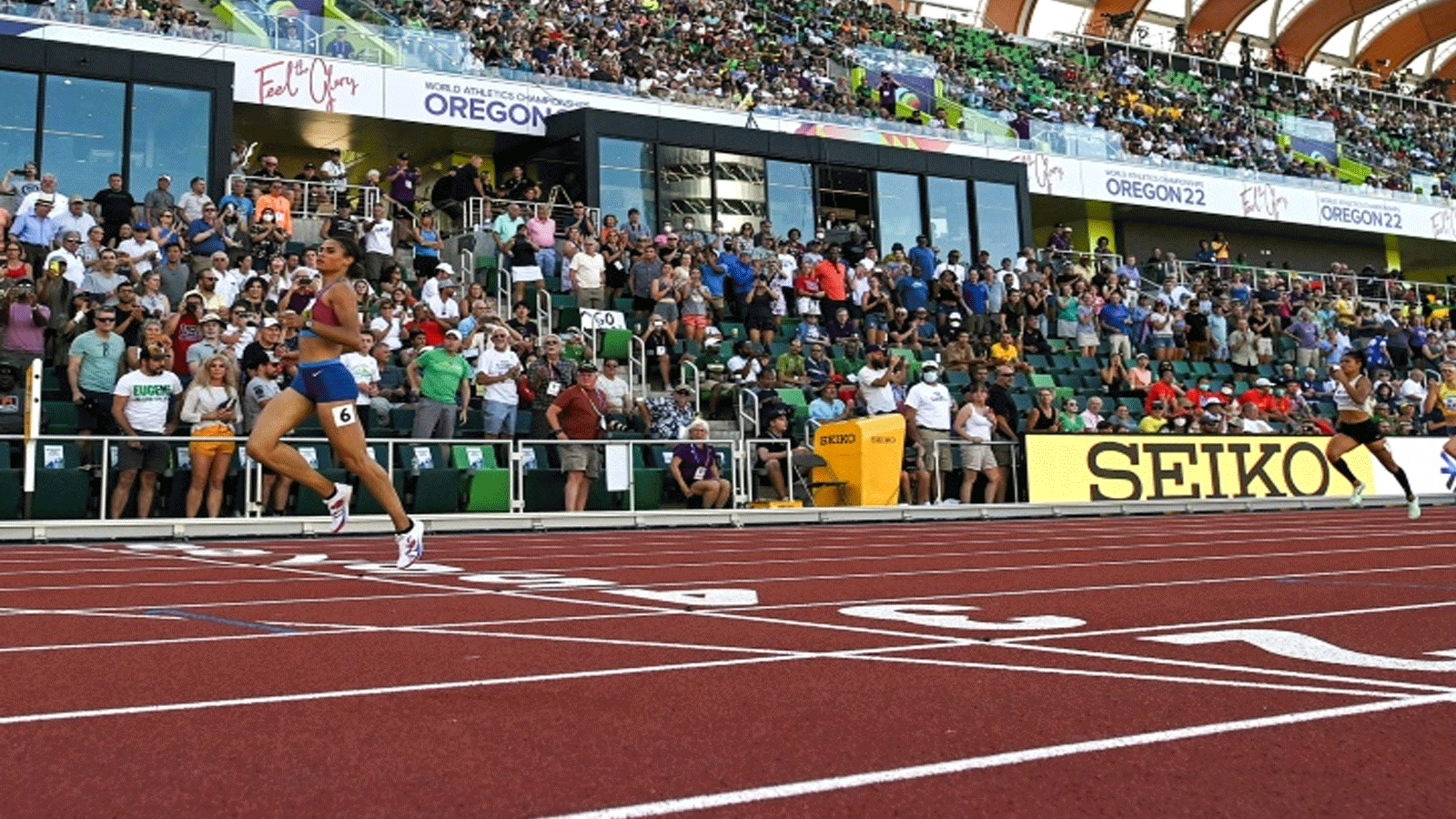 الاميركية سيدني ماكلافلين لحظة اجتيازها خط النهائي في نصف نهائي سباق 400 م حواجز في مونديال يوجين لألعاب القوى في 20 تموز/يوليو 2022.