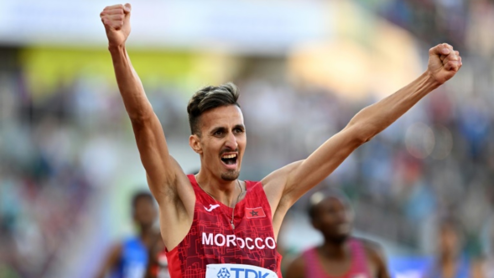 العداء المغربي سفيان البقالي يحتفل بفوزه بذهبية سباق 3 الاف م موانع في مونديال يوجين لالعاب القوى في 18 يوليو 2022.