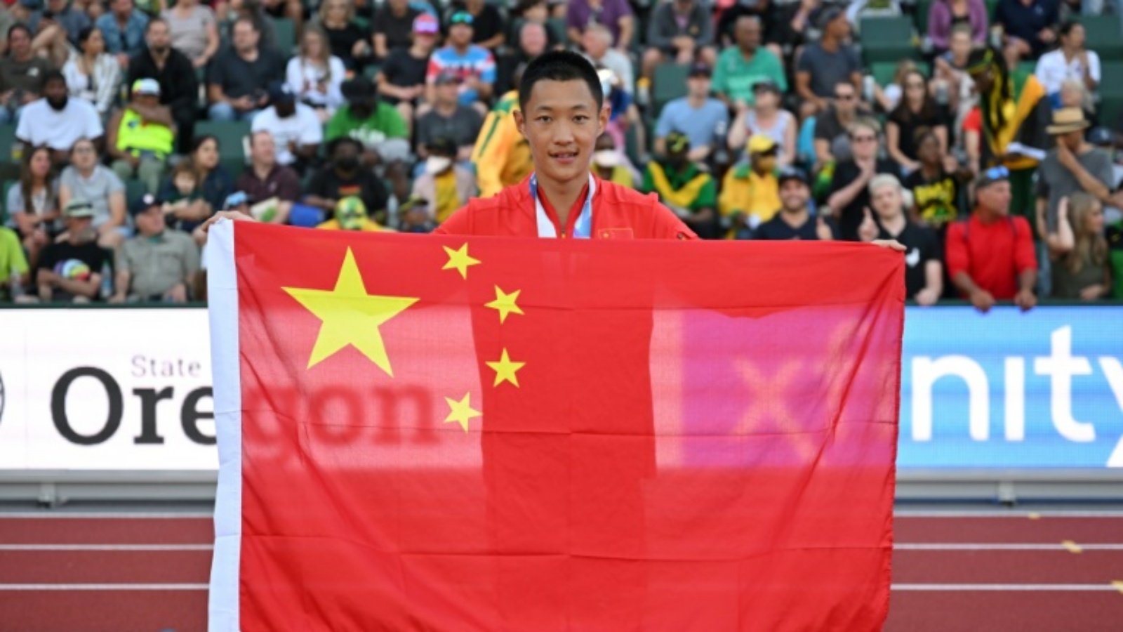 الصيني وانغ جيانان يحتفل بتتويجه بذهبية مسابقة الوثب الطويل في مونديال يوجين لألعاب القوى في 16 يوليو 2022.