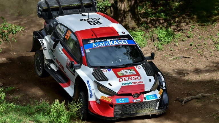 السائق الفنلندي كالي روفانبيرا خلال احدى المراحل الخاصة في رالي كينيا في 25 حزيران/يونيو 2022