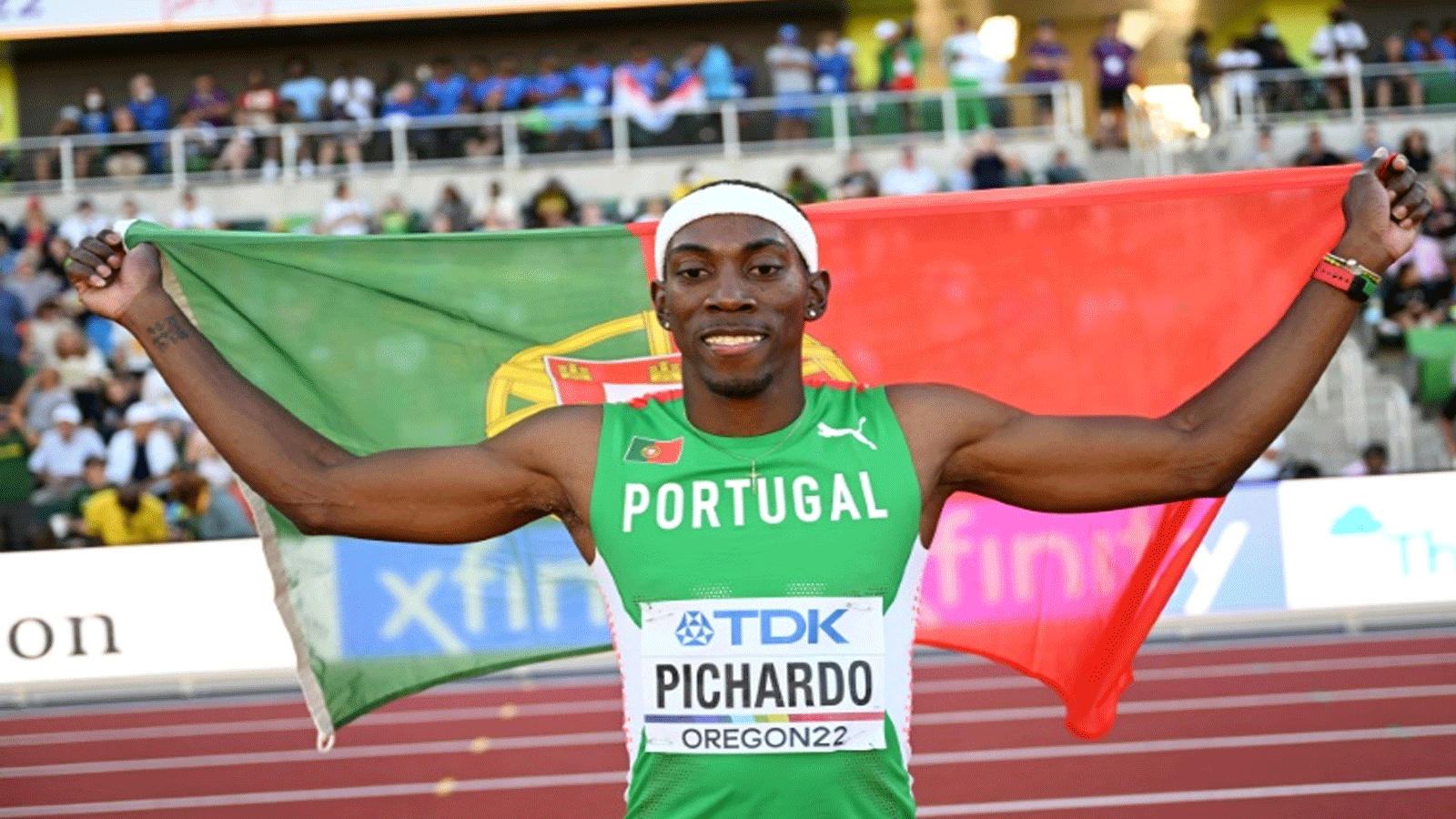 البرتغالي بيدرو بيتشاردو يحتفل بتتويجه بلقب بطل العالم في الوثبة الثلاثية في مونديال يوجين لألعاب القوى في 23 تموز/يوليو 2022
