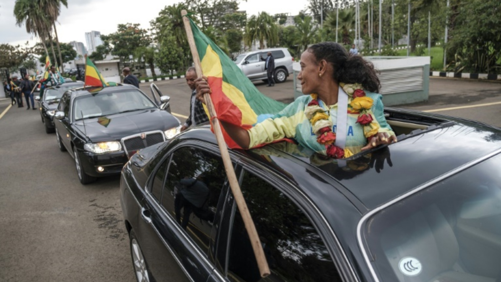 العداءة الإثيوبية غوتايتوم جبريسلاسي المتوجة بذهبية الماراثون تحمل علم بلادها داخل سيارة خلال حفل رسمي لتكريم العدائين المتوجين في بطولة العالم لألعاب القوى في مدينة يوجين الأميركية، في أديس أبابا في 28 يوليو 2022.