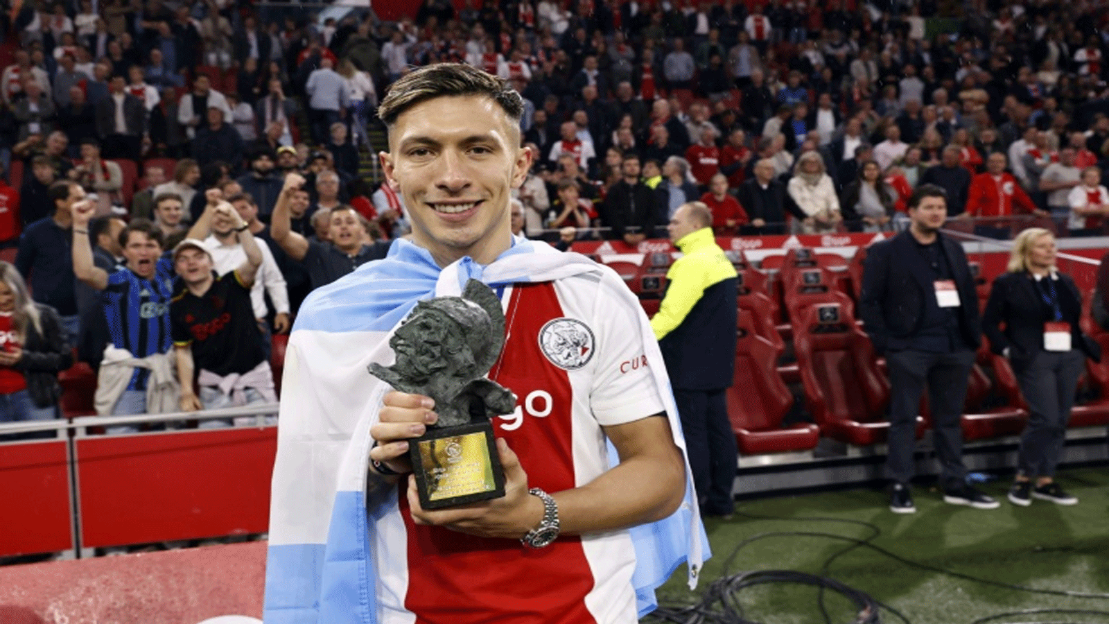الأرجنتيني ليساندرو مارتينيس مدافع أياكس أمستردام الهولندي مع جائزة رينوس-ميتشيلز لأفضل لاعب في العام بعد فوز فريقه بلقب الدوري على ملعب ملعب يوهان كرويف أرينا، أمستردام. في 11 أيار/مايو 2022 