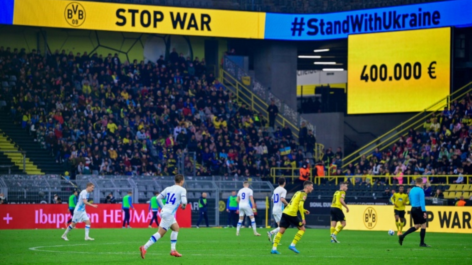 لعب دينامو كييف الأوكراني سلسلة من المباريات الودية لجمع التبرعات، بما فيها مباراة ضد فنربغشة في اسطنبول