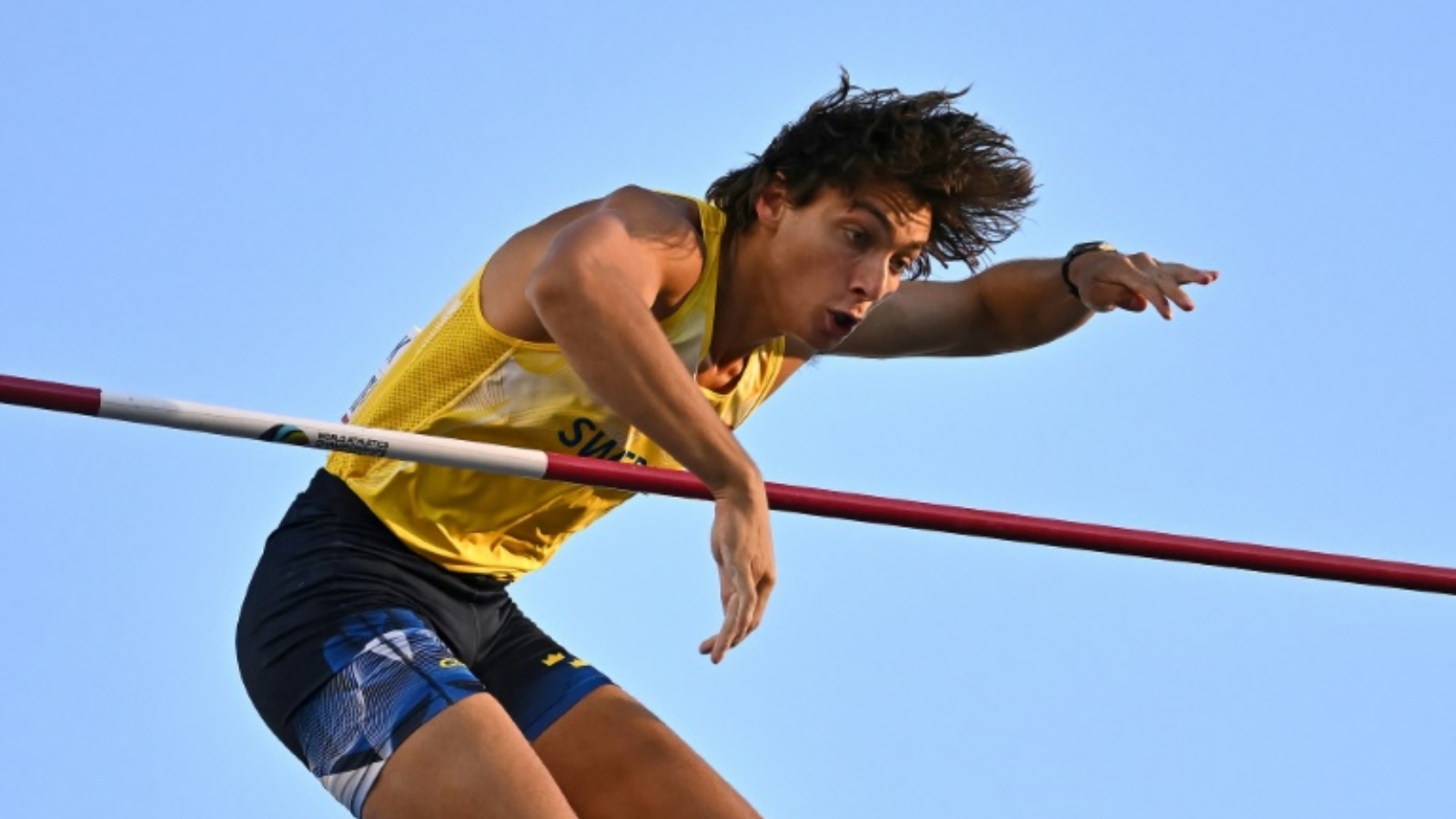 السويدي أرمان دوبلانتيس لحظة تحطيمه الرقم القياسي العالمي لمسابقة القفز بالزانة في مونديال يوجين لألعاب القوى في 24 يوليو 2022.