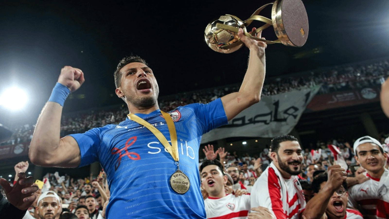 لاعب الوسط طارق حامد يحمل الكأس السوبر المصرية بعد الفوز على الاهلي في ابو ظبي في 20 شباط/فبراير 2020 