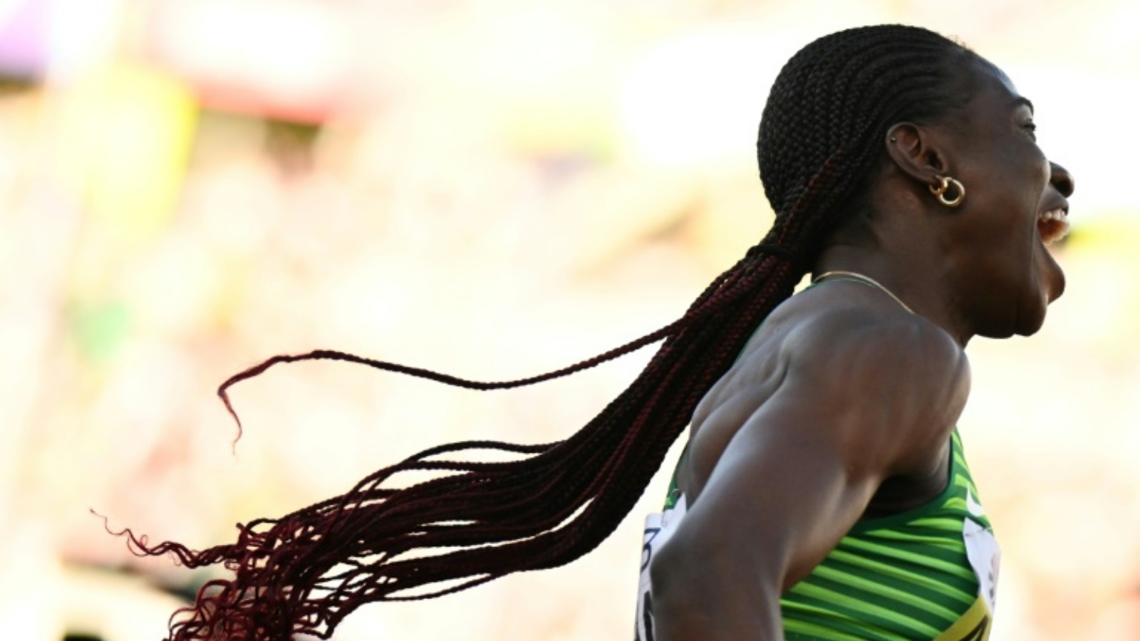 النيجيرية توبي أموسان تحتفل بفوزها بذهبية سباق 100 م حواجز في مونديال يوجين لألعاب القوى في 24 يوليو 2022.