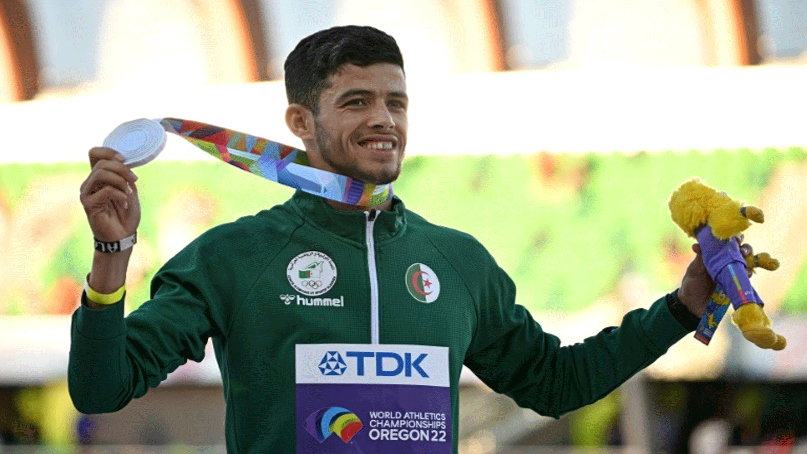 العداء الجزائري جمال سجاتي يحتفل بفضيته في سباق 800 م في مونديال يوجين لألعاب القوى في 23 تموز/يوليو 2022.