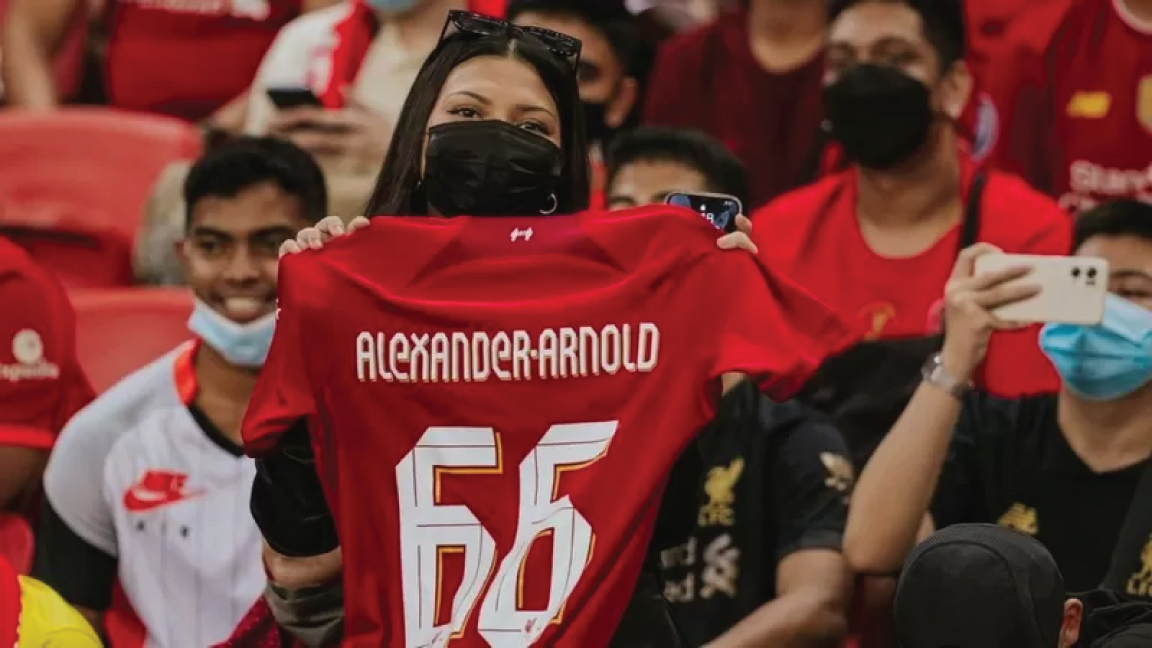 STANDARD CHARTERED TROPHY 2022 مشجعة في سنغافورة تحمل قميص نادي ليفربول