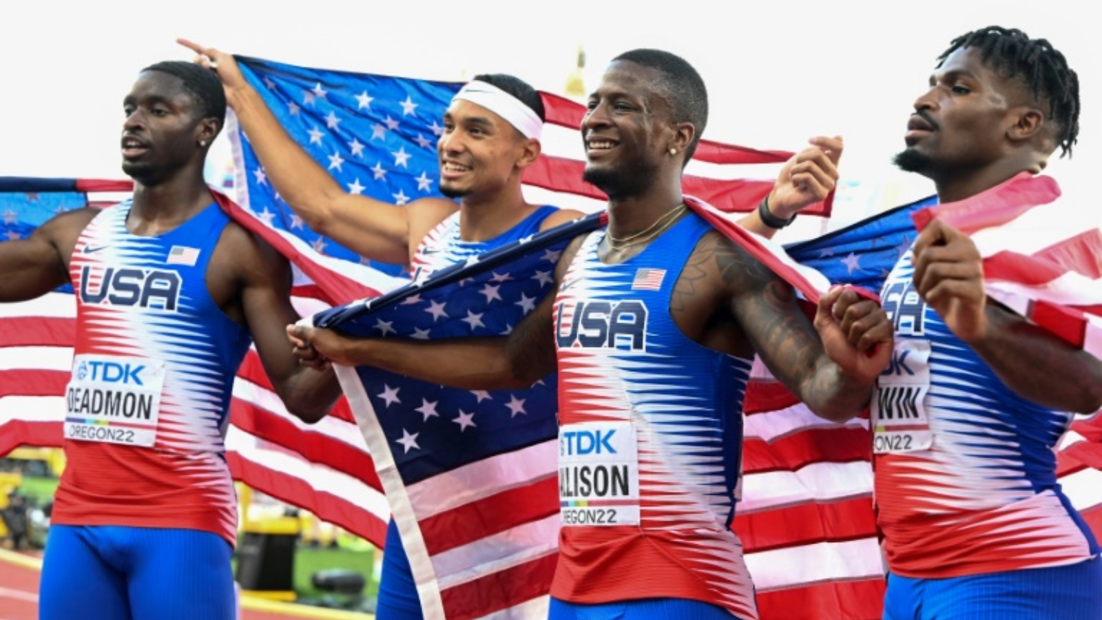 رجال الولايات المتحدة يحتفلون بذهبية التتابع 4 مرات 400 م في مونديال يوجين لألعاب القوى في 24 يوليو 2022.