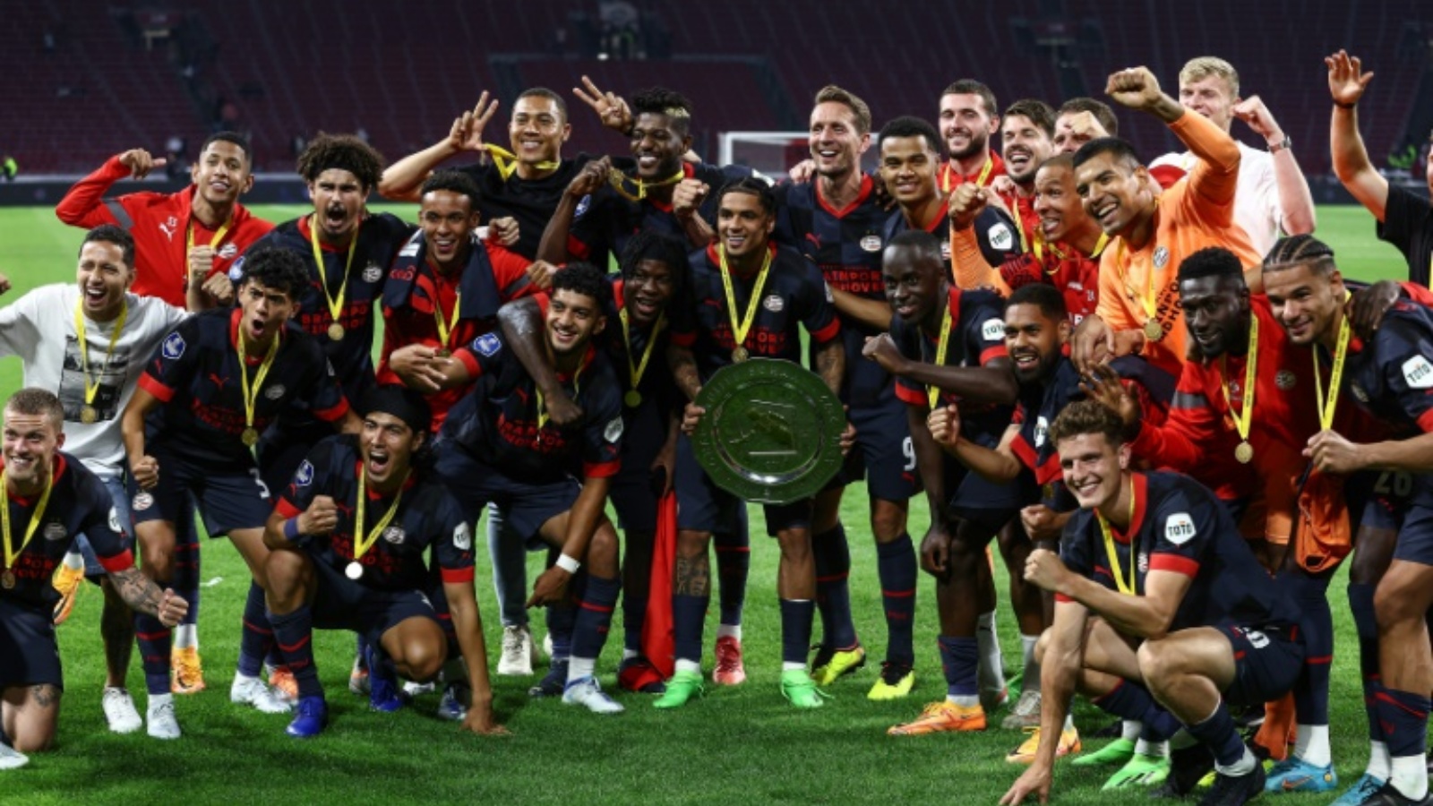 لاعبو أيندهوفن يحتفلون بلقب الكأس السوبر الهولندية على حساب غريمهم أياكس