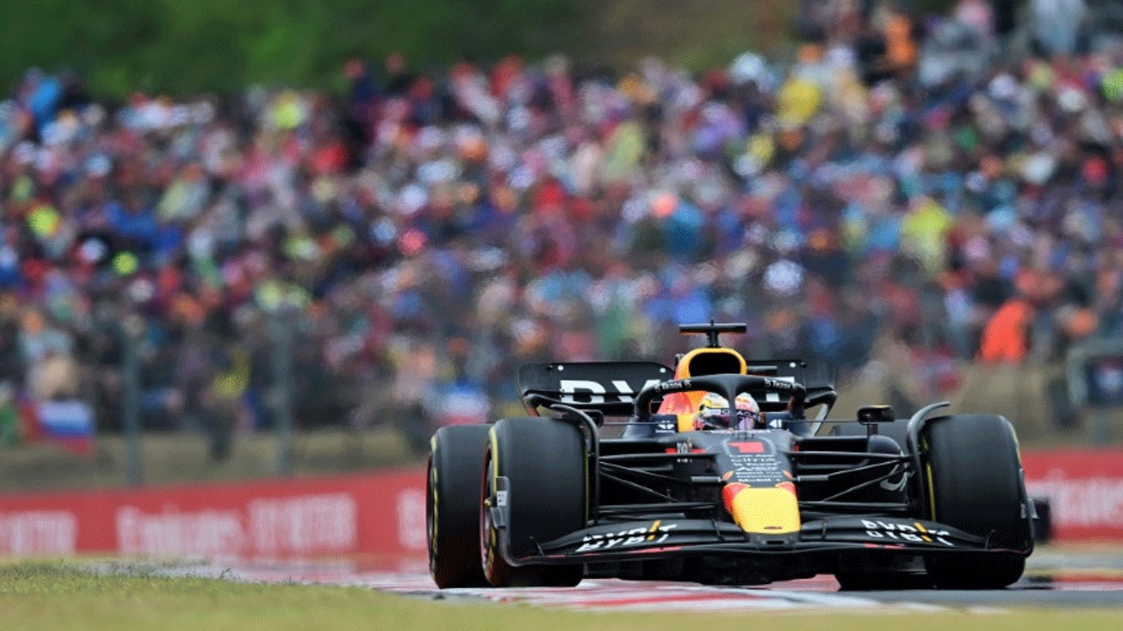 سائق ريد بول الهولندي ماكس فيرستابن يُحيي الجماهير عقب فوزه بسباق جائزة المجر الكبرى في بطولة العالم للفورمولا واحد في 31 تموز/يوليو 2022.